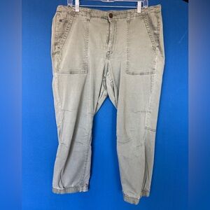 BBJ Woman’s Relaxed Cargo Joggers in Olive